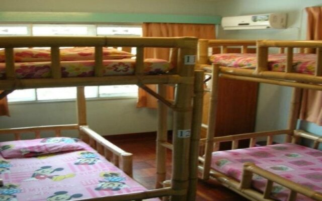 Borneo Beachouse Backpackers
