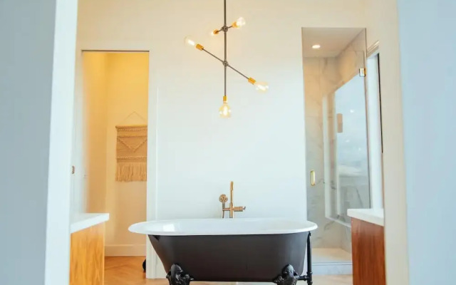Salt w Pool Sauna Lake View Upper Mission Lux