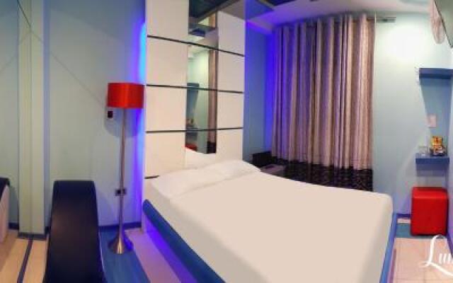 Hostal Lunarossa Suites