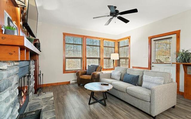 Les Eaux 225-1 by Escapades Tremblant