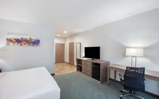 La Quinta Inn & Suites by Wyndham Dallas Duncanville