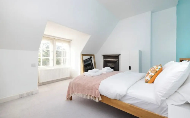 Delightful 3-bed Flat with Parking