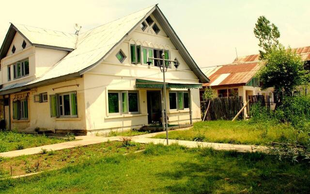 Houseboat Golden Ship