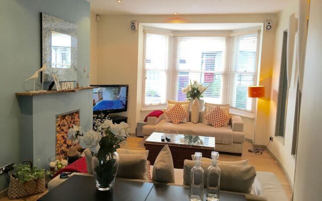 A Large, Beautifully Styled Home in Brighton Sleeps12