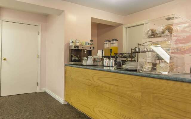 Econo Lodge & Suites