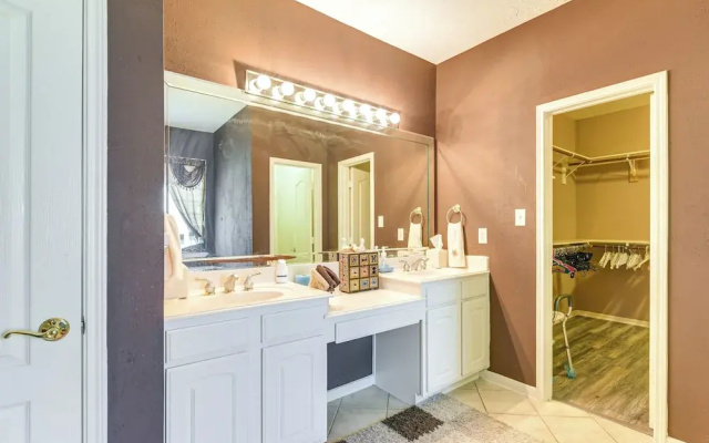 Patio, BBQ & Yard: Family Retreat in Pearland
