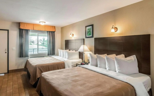 Quality Inn & Suites near Downtown Bakersfield