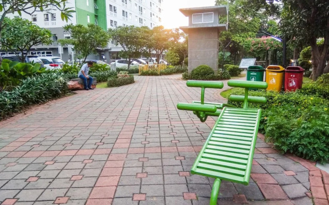 Comfy and Beautiful Studio Green Pramuka Apartment