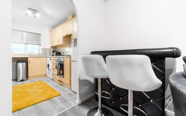 Stunning 2-bed Apartment in Tipton Sleeps 3