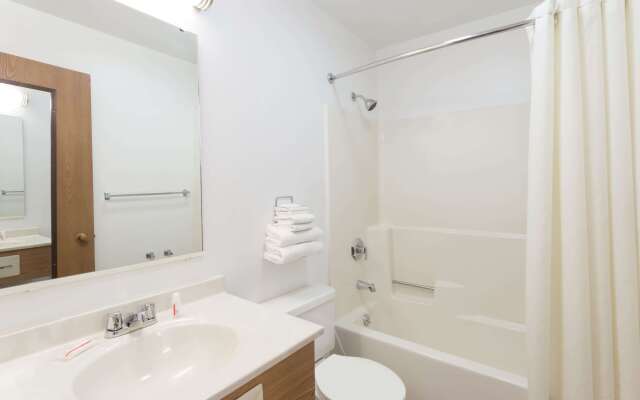 Super 8 by Wyndham Rock Falls Sterling Area