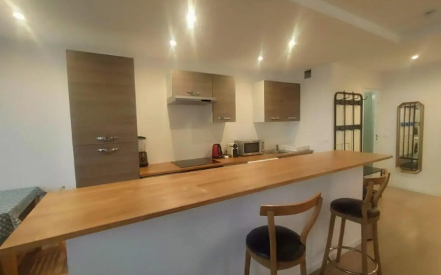5 mn (450 m) walk Metro/La Defense/3BR/8Pers