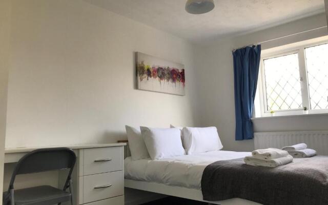 The Conifers - lovely family home in Witney