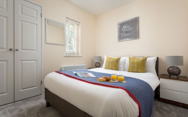 Elliot Oliver - 2 Bedroom Modern Apartment