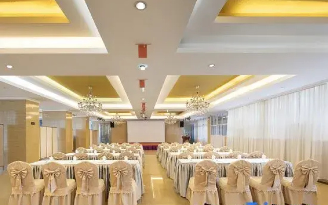 Yi Liang New Century Luxury Hotel