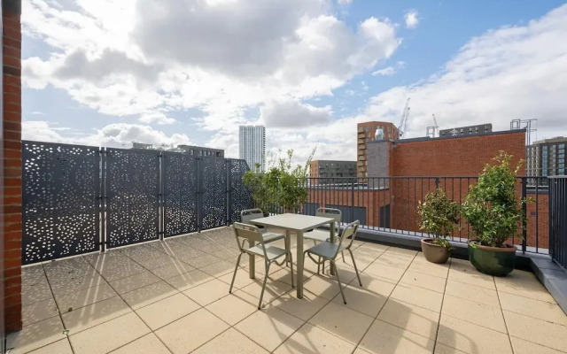 Chic Urban Flat With Rooftop Access