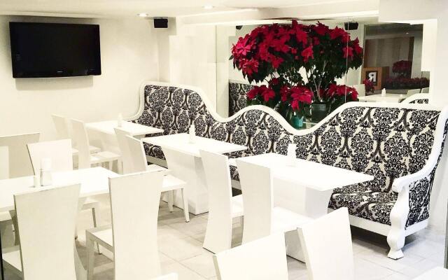 R Suites & Cafe
