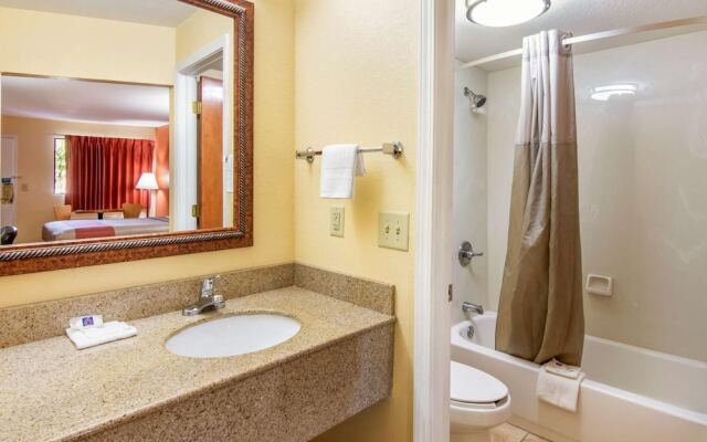 Rodeway Inn & Suites