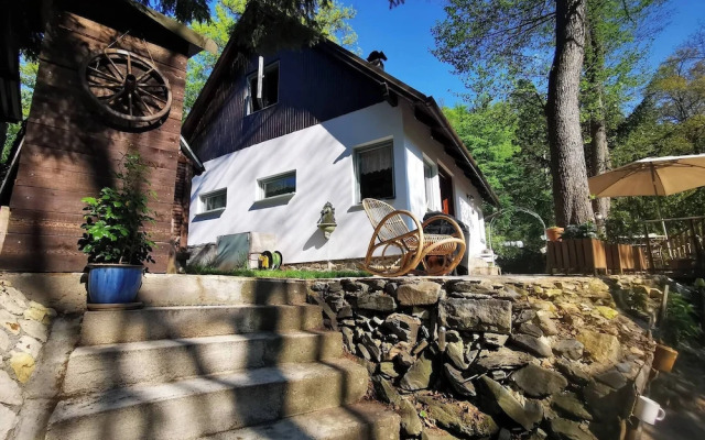 Sunny Wooden House on Creek, 30 Minutes Prague