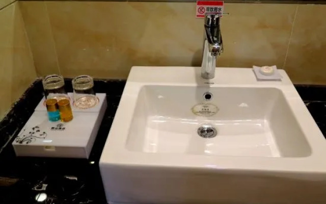 Qian Shan Holiday Hotel