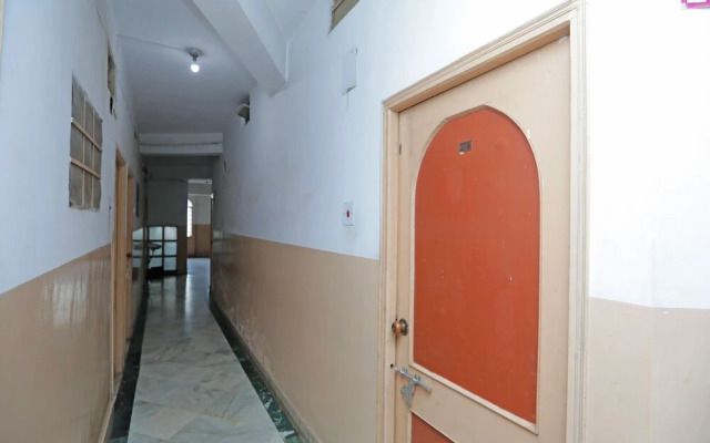 SPOT ON 45472 Hotel Savitri