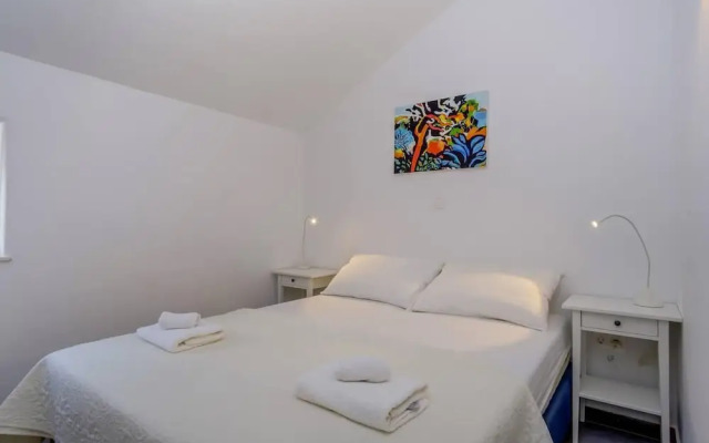 Impeccable 4-bed Apartment in Osor