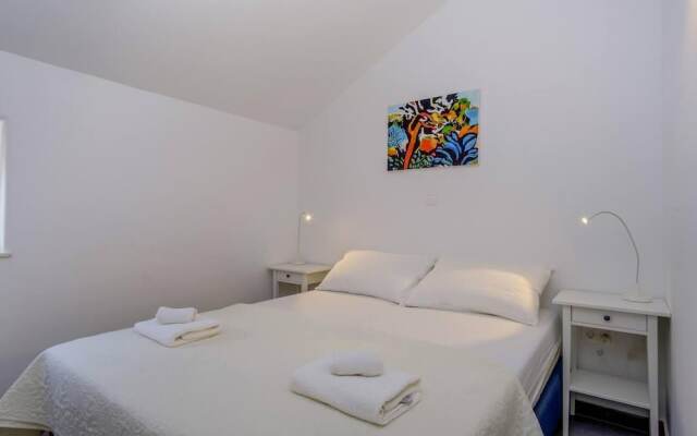 Impeccable 4-bed Apartment in Osor
