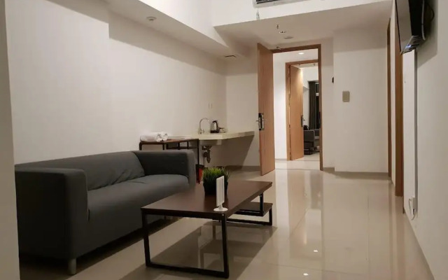 Alpine Room at TreePark City Apartement