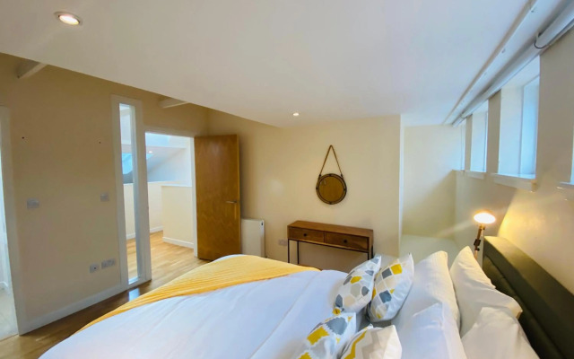 2 Bed 2 bath with Private Parking