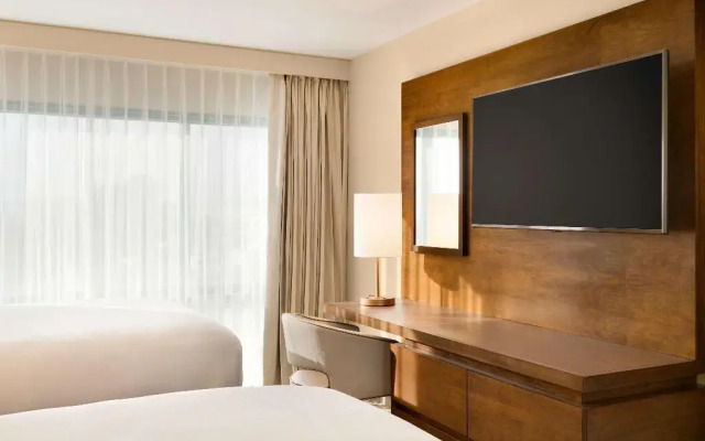 Hilton Phoenix Suites