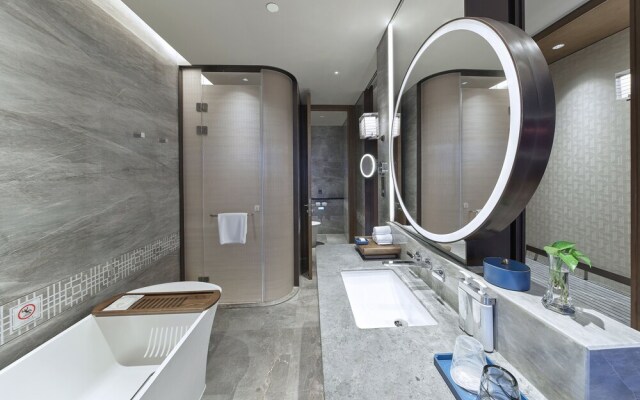 HUALUXE Nanjing Yangtze River by IHG