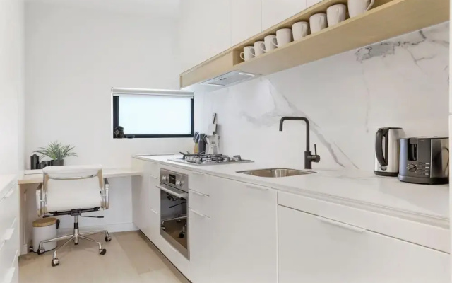 Modern 2-bed Ivanhoe Unit With Parking