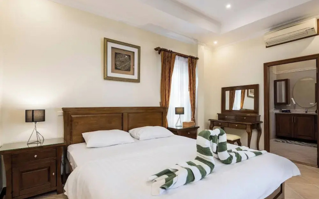 Luxury 3BR Pool Villa Pratamnak Soi5-50m to Beach