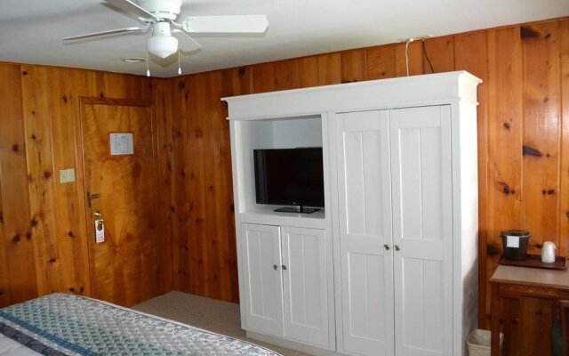 Buzz's Lakeside Inn