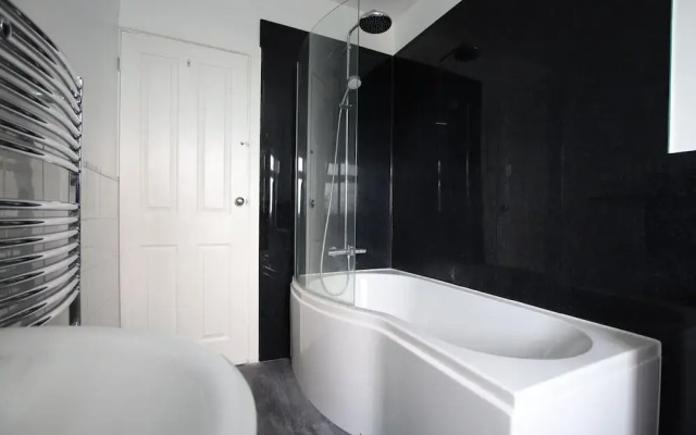 Contemporary Home in Friendly Easton - Free Parking