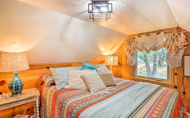 Wrightwood Cabin w/ Cozy Interior!