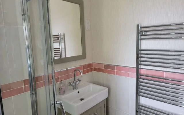 Luxury 2-bed Lodge in Routh, Sleeps 4 With Hot Tub