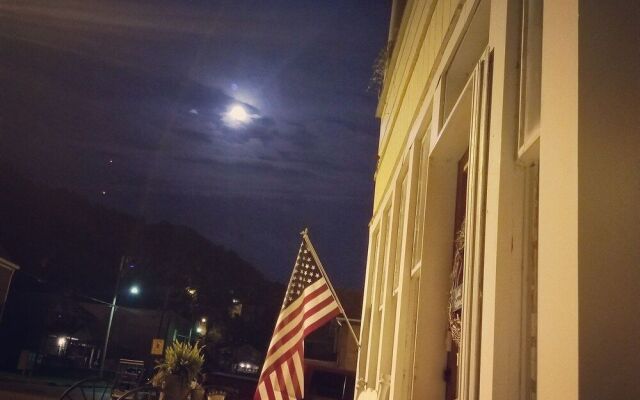 Hatfield McCoy House Inn