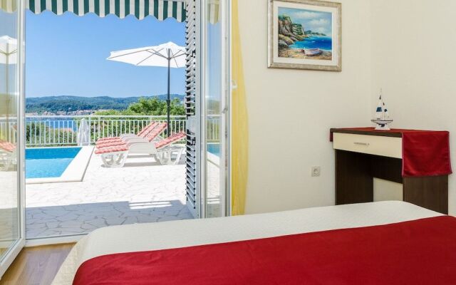 Holiday Villa Perna with Swimming Pool