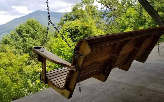 Majestic Views 4 Br cabin by RedAwning