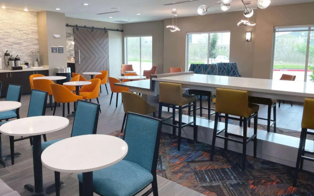 La Quinta Inn & Suites by Wyndham Sulphur (Lake Charles)