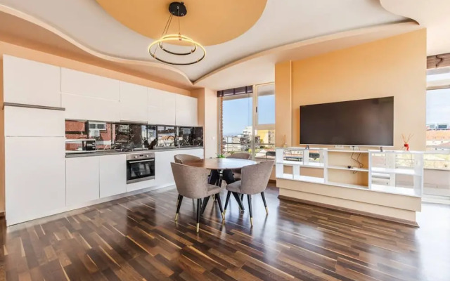 Spacious City-view Apartment Overlooking Shkod r