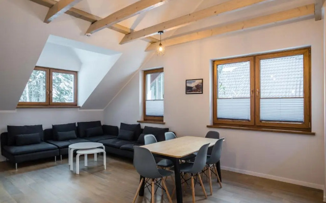 Aston -domek przy lesie, przestronny