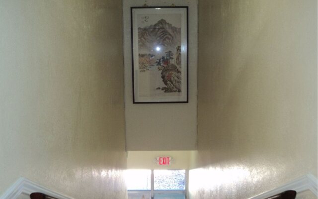 Traveler's Bed & Breakfast Hostel