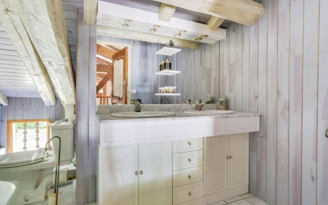 Holiday Home in Laluque with Terrace, Garden And Barbecue