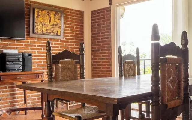 Spacious Cuernavaca House Pool Grill