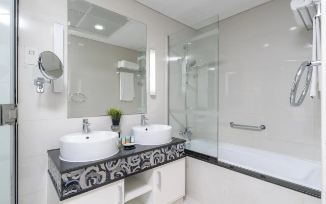 Dlx 21st Flr 3BR Pool/gym Near Mall by Belvilla