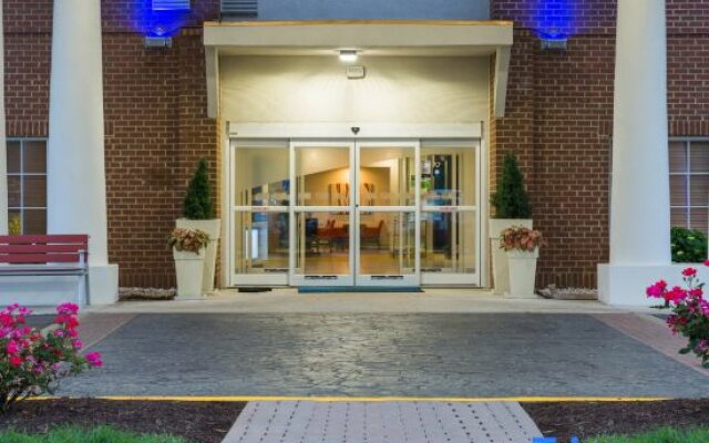 Holiday Inn Express Hotel & Suites Petersburg-Fort Lee