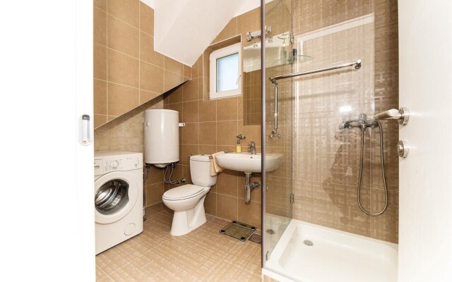 Beautiful Home in Miskovici With Wifi and 2 Bedrooms