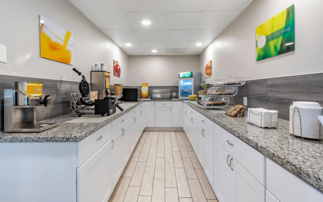 Quality Inn & Suites Evansville Downtown