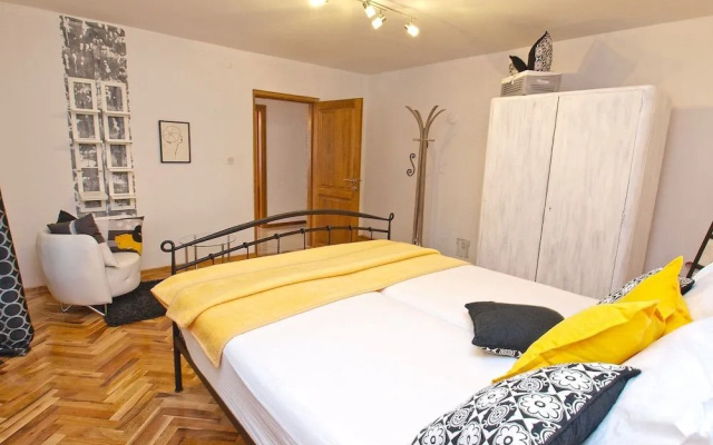 Apartment 772